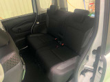 後部座席も十分な広さがあります!シートを倒せば荷物もさらに沢山積めますね♪