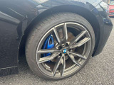 BMW純正アロイホイールはモデルやパッケージに合わせてデザインされています。洗練されたデザインで、足元の個性を引き立てます。