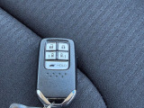 スマートキー付き!キーを取り出さなくてもドアの施錠・開錠が可能です!また、キーが車内にあればスタートボタンを押すだけでエンジンのON/OFFをすることが可能です!