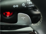 ◆減速セレクター装備◆ステアリングホイールの左右に取り付けられた2つのパドルスイッチで減速の強さを調整。 左側の「-」を操作すると減速を強く、右側の「+」を操作すると減速を弱くすることができます。