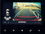 リバースポジションにシフトすると自動的にカメラが作動、ナビゲーション画面に後方の視界が映し出される、安心のバックカメラを装備。