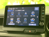 快適なドライブをサポートするナビゲーションシステムを搭載。スマートフォン連携機能も備え、より便利にカーライフを楽しめます。