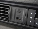 USB接続、スマートフォンの充電等にも便利なUSBチャージャー!使いやすい場所に装備されています。