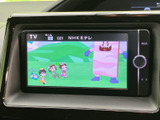 停車時にテレビを視聴可能。お子様連れのご家族に嬉しい機能で、移動時間を有効活用できます。