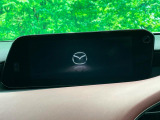 【8.8インチマツダコネクト】車内の雰囲気にマッチした大型のディスプレイ。スマホ接続でのナビ使用やBluetooth再生等、様々な機能が楽しめます。直感的なダイヤル操作が可能で、使い勝手も良好です。