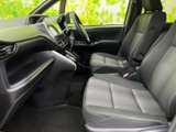 運転席周りの収納スペースが充実。小物を整理整頓し、快適なドライブをサポートします。使い勝手の良さが光ります。
