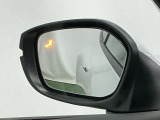 ブラインドスポットインフォメーションは走行中、斜め後ろに車両を感知すると、ドアミラー上のマークを点灯してお知らせします