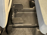 中敷きを立ち上げれば、倒れやすい荷物も安定して積める置きラクボックスが標準装備