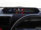アナログメーターの無いメーターパネル。運転席からのひろびろ視界をさえぎることなく、ドライバーに必要な情報をタイムリーに伝えます。