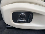 パワーシート装備。座席の高さやランバーサポートの調整によりロングドライブも快適にお楽しみ頂けます。
