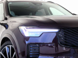ひときわ印象的なT字型のLEDヘッドライトは、新世代のボルボを象徴するユニークなアイコンとなっています。LEDデイタイム・ランニング・ライトやポジションライト、ウインカーの役割も果たします。