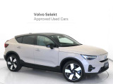 Volvo Cars appで車にリモートアクセスして、空調機能の操作や車の施錠・開錠、ソフトウェア更新などが可能です。エアコンやシートヒーターを操作して、出発前に車内を快適な温度に整えられます。
