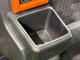 助手席埋め込み式カップホルダー(太ボトル600mm収納可能)