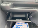 収納スペースになります!車検証入れなども入ります♪