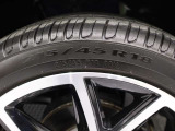 215/45R18サイズのタイヤを装着し、安定した走行性能と快適な乗り心地を支えます。