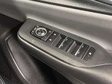 格納式リモコンドアミラーと、パワーウィンドウマスタースイッチです。車内の換気も運転席から簡単に行えます。