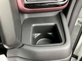 使いやすいところにドリンクホルダーも付いてます。