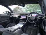 内装はシンプルに使い勝手を考え作られています。お車を運転する感覚をダイレクトに体感して頂けます。室内も広くロングドライブにも快適にお過ごしいただけます。