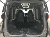 サードシートを跳ね上げるとより大きな荷室になります。長尺の荷物も積めるのでカーライフの幅が広がります。