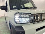 白く明るい光で夜間走行をサポートするLEDヘッドランプを搭載