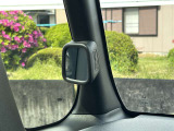 サイドビューサポートミラー。停車時や発進時、対向車とのすれ違いや路肩に寄せるときなど、車両左側前方を確認するときに役立ちます。
