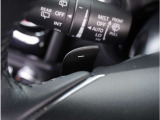 【パドルシフト】ハンドルから手を離さずに素早くシフトアップ&ダウンができるので、エンジンブレーキを使う下り坂や高速道路の合流で加速したい場面で役立ちます。