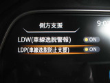 車線逸脱防止支援 走行車線からはみ出しそうになると警告音と共にブレーキを制御することでもとの車線内に戻すような力を短時間発生させ車線内に戻すようハンドル操作をアシストします。