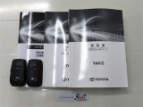 取扱説明書と整備手帳付き。安心してお乗りいただくため、納車前に法定12カ月定期点検整備または法定24カ月点検整備付きとなっております!