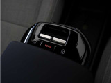フロントシートからは、すべてのパワーウインドを操作できます。 REARと書かれたボタンを押すと、フロントウインドとリアウインドの操作を切り替えることができます。
