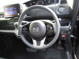 オーディオの音量やチャンネル操作ができるスイッチが、ハンドルに付いています。運転中でも、操作が行えて非常に安全・便利です!