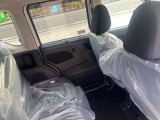 後部座席も十分な広さがあります!シートを倒せば荷物もさらに沢山積めますね♪