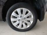 ■純正14インチアルミホイールです。タイヤサイズは、155/65/R14 です。【右前/2015年50週 溝3mm。左前/2016年8週 溝3mm。左右リヤ/2023年10週&11週 溝5mm。】