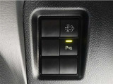 コーナーセンサーを車の前後に装備。障害物までの距離に応じて警告音を変えてお知らせ。縦列駐車時や駐車場・車庫などでの取り回しをサポートします。詳細は販売店スタッフまでおたずねください。