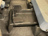 中敷きを立ち上げれば、倒れやすい荷物も安定して積める置きラクボックスが標準装備