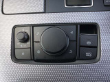 コマンダーコントロール。スイッチを探すことなく自然に手を下した位置に配置。手元を見ることなく、各種操作が行えます。