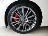 400R専用装備:19インチアルミホイール。タイヤサイズは245/40ZR19です。【新品タイヤ取付済】