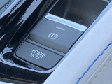 電動パーキングブレーキ・オートブレーキホールドです。ボタンを引っ張るだけでサイドブレーキがかかります。オートブレーキホールドは信号待ちや渋滞でもブレーキを踏み続ける必要なし!楽に運転できます!
