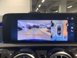 〈360度カメラシステム〉リバースと連動し、車両後方の映像をディスプレィに表示します。