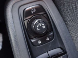 駐車時や狭い道でのすれ違い時に気を使うミラー。電動格納式ドアミラーはそんな時に便利です。