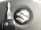 【キーレス】少し離れた場所からでもボタン一つでドアの開錠・施錠ができるのでとっても便利!ドアの鍵穴周りに傷をつけることもありません♪