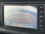 後退時には映像が映し出され、安全確認をサポート。運転の負担を軽減し、スムーズなバックを可能にします。