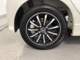 純正アルミホイールです。足元が引き立つので、車全体のイメージがアップしますよ!