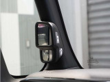 【サイドビューサポートミラー】通常は運転席から見えない左フロントタイヤの前方を映し出すミラー。さまざまなシーンで安心感のある運転をサポートします。