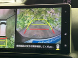 駐車時の後方確認をサポートするモニター画面。安全確認を確実に行い、スムーズな駐車をアシストします。