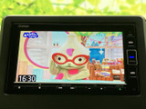 停車時に、お子様と一緒にテレビ番組を楽しめます。移動時間も快適に過ごせるように、エンターテインメント機能も充実しています。