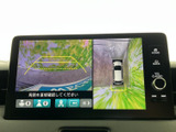 駐車や後退時の安全をサポートするバックモニター。後方の状況を大画面で確認でき、安心して運転できます。狭い場所での取り回しも楽々です。