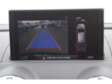 リアビューカメラ『入車経路を算出し、ガイドラインと補助線をディスプレイに表示します。同時にバンパーに内蔵のセンサーが障害物を感知し音で注意を促します。後方の死角も安心していただけます。』