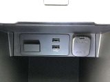 充電ソケットも充実しています。