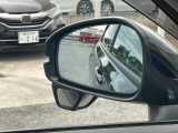 【サイドビューサポートミラー】停車時や発進時、対向車とのすれ違いや路肩に寄せるときなど、車両左側前方を確認するときに役立ちます。