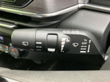 雨天時や視界不良時の運転をサポートします。レバー操作で簡単にワイパーを切り替えられ、安全な視界を確保できます。自動ワイパー機能も搭載され、状況に合わせて自動で調整可能です。